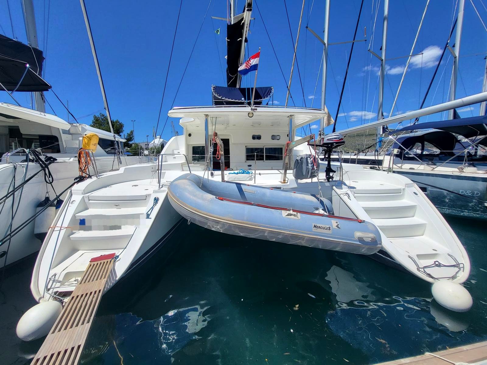 Chardonnay Lagoon 400 stern view in marina